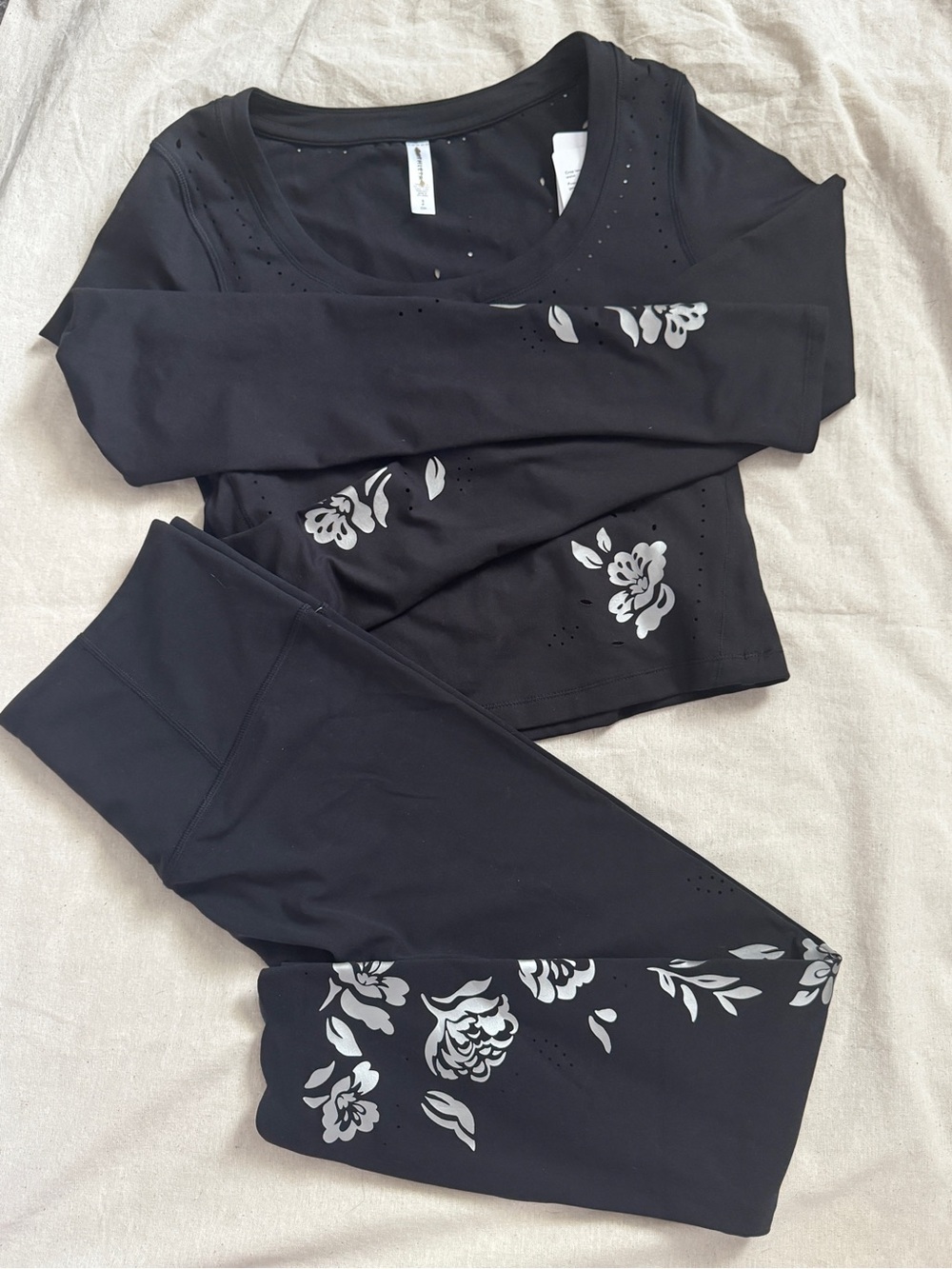 NWT-Athleta Black Active Floral Top & Leggings Set-Size Small-Eyelet
